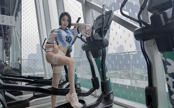 果儿Victoria《浴室足球》（28P） (3/28)