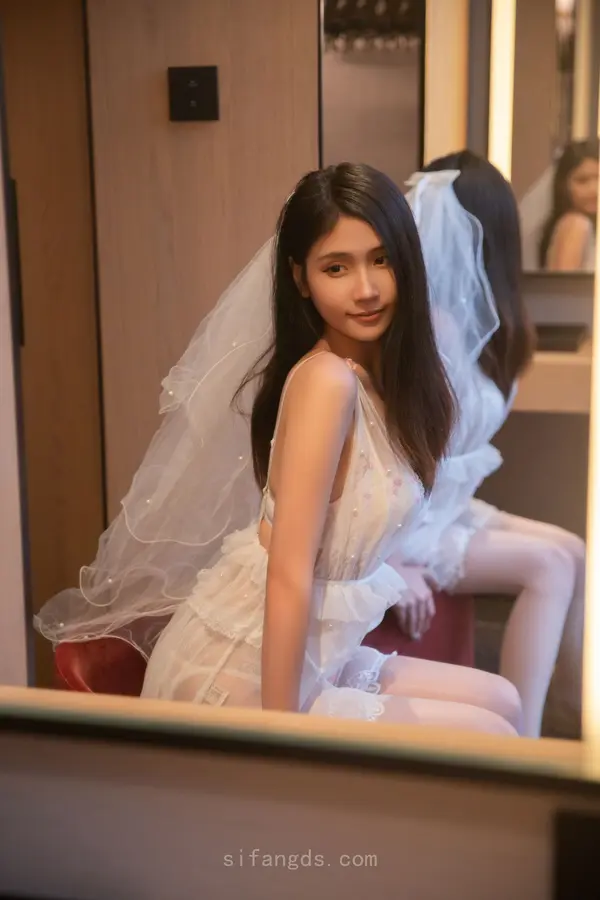 Vol. 09272 刘婷婷《私购流出》（80P + 3V） (2/80)